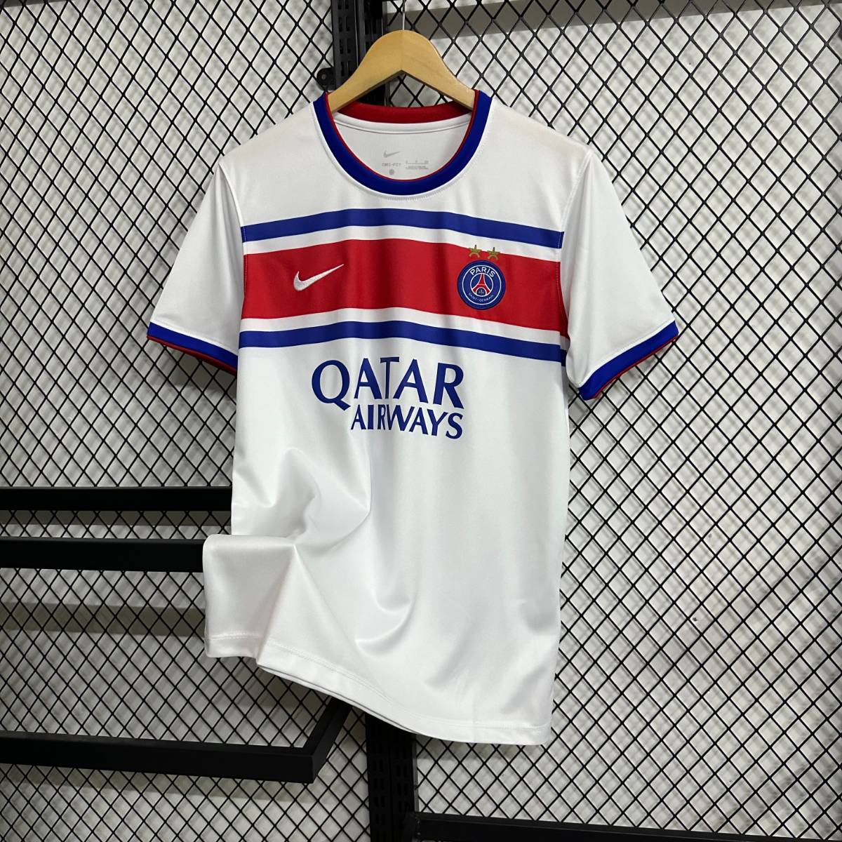 PSG - Training 26/27 - choppe ton maillot